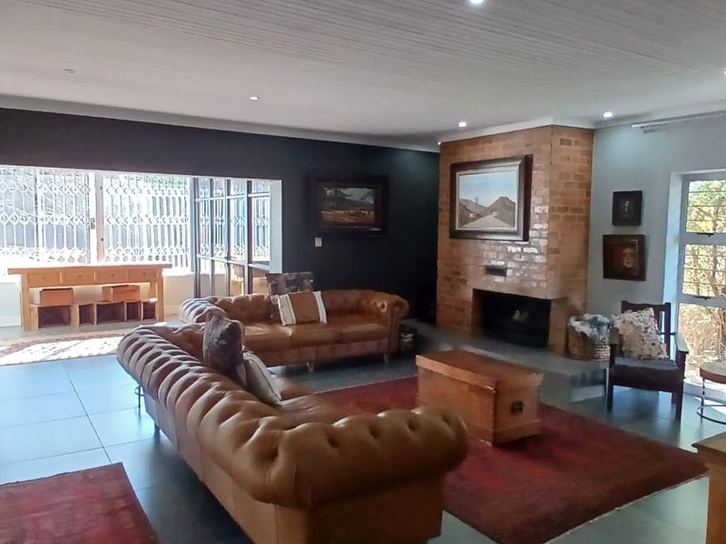 Luxury Family Home with Distinguished Cigar & Whiskey Lounge | Noordheuwel - Photo 6