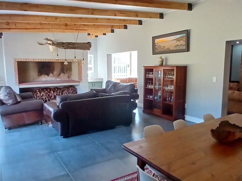 Luxury Family Home with Distinguished Cigar & Whiskey Lounge | Noordheuwel - Photo 3
