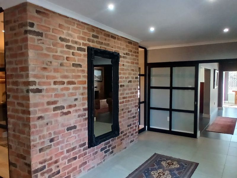 Luxury Family Home with Distinguished Cigar & Whiskey Lounge | Noordheuwel - Photo 4