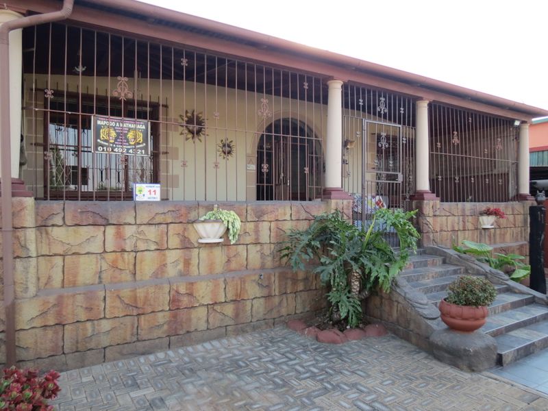 Charming 3-Bedroom Family Home with Flatlet, Pool & Excellent Security - Photo 1