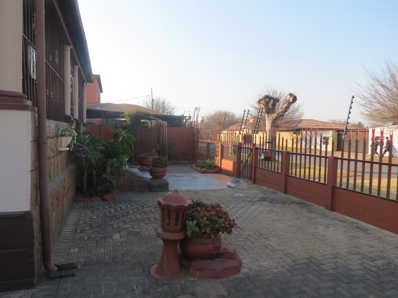 Charming 3-Bedroom Family Home with Flatlet, Pool & Excellent Security - Photo 3