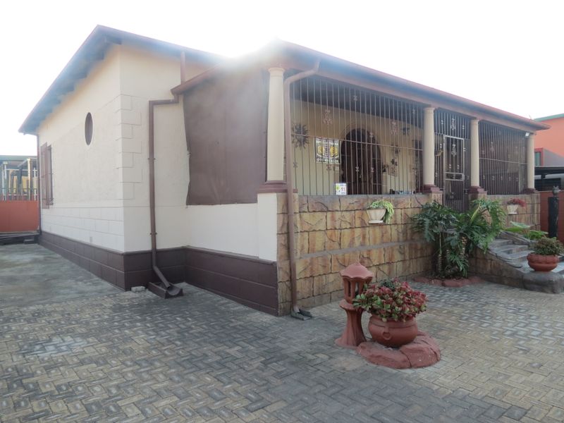 Charming 3-Bedroom Family Home with Flatlet, Pool & Excellent Security - Photo 2