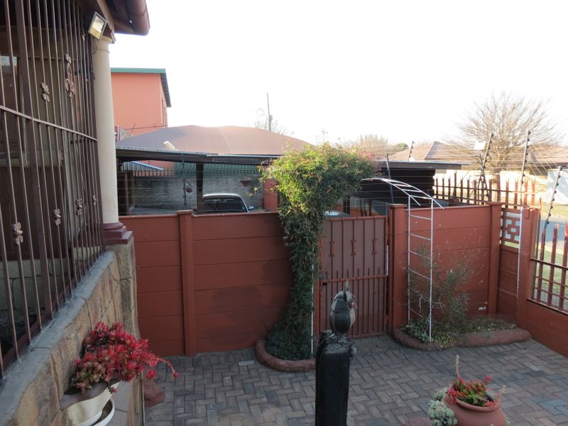 Charming 3-Bedroom Family Home with Flatlet, Pool & Excellent Security - Photo 6
