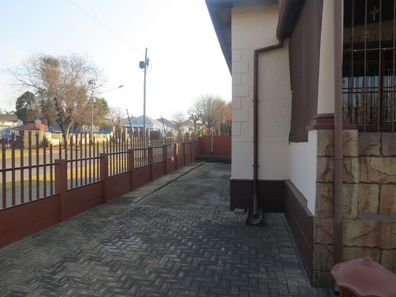 Charming 3-Bedroom Family Home with Flatlet, Pool & Excellent Security - Photo 4