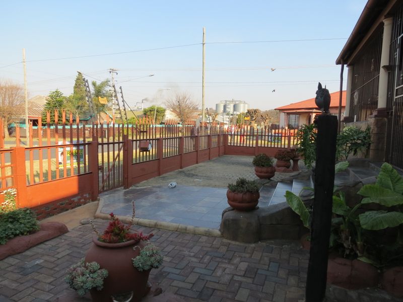 Charming 3-Bedroom Family Home with Flatlet, Pool & Excellent Security - Photo 5