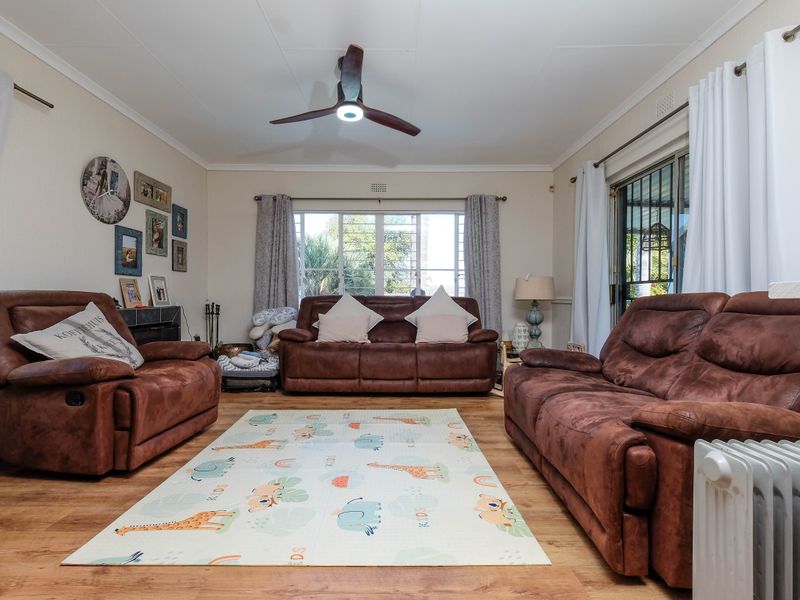 Spacious 4-Bedroom Family Home with Exceptional Entertainment Areas - Photo 5