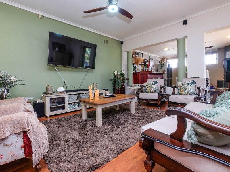 Spacious 4-Bedroom Family Home with Exceptional Entertainment Areas - Photo 10