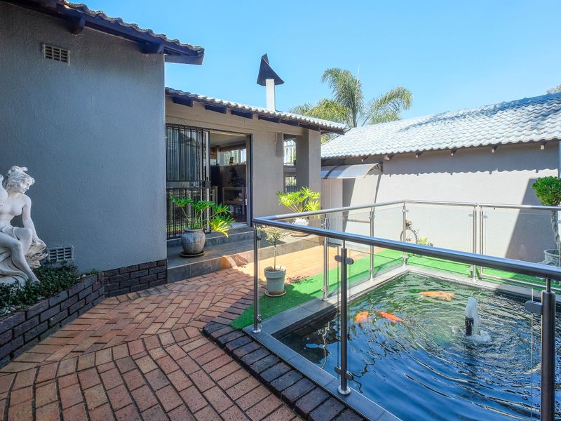 Spacious 4-Bedroom Family Home with Exceptional Entertainment Areas - Photo 2