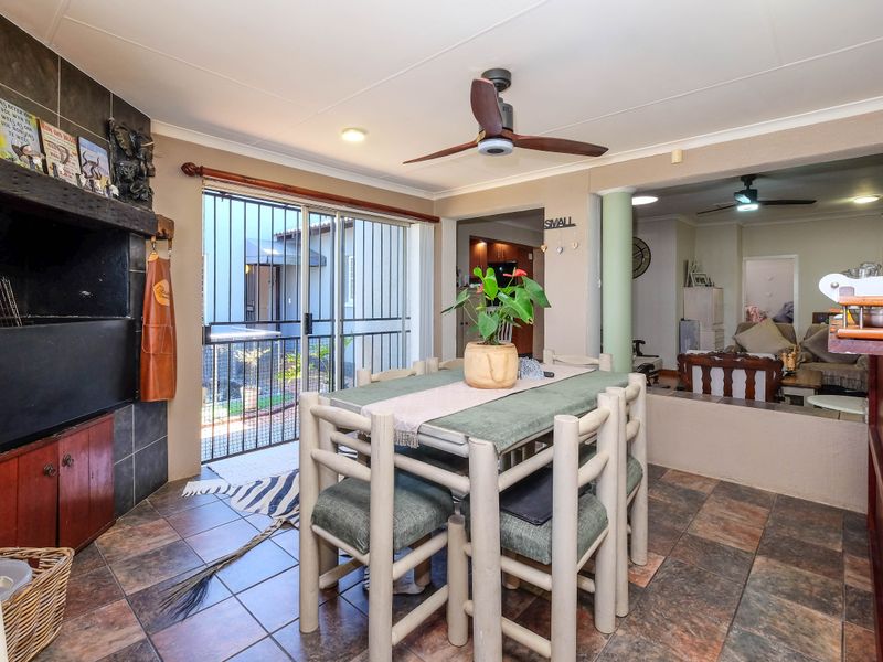 Spacious 4-Bedroom Family Home with Exceptional Entertainment Areas - Photo 8
