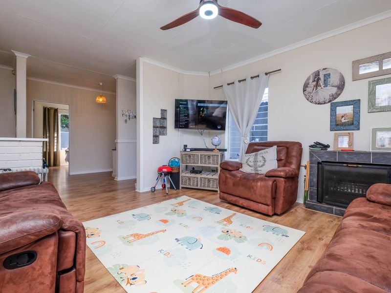Spacious 4-Bedroom Family Home with Exceptional Entertainment Areas - Photo 7
