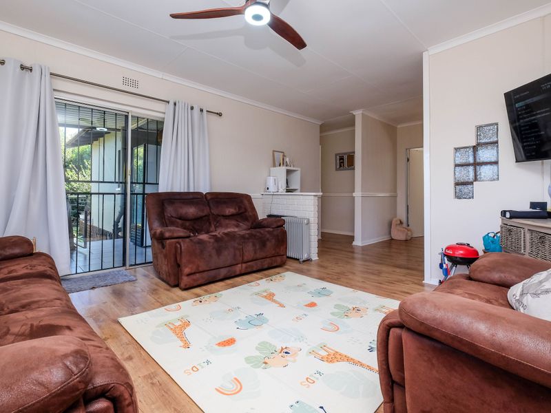 Spacious 4-Bedroom Family Home with Exceptional Entertainment Areas - Photo 6