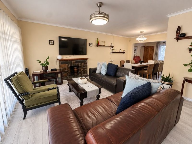LOVELY 4 BED HOME WITH 3 GARAGES & A LARGE 2 BED, 2 BATH GRANNY FLAT! - Photo 5