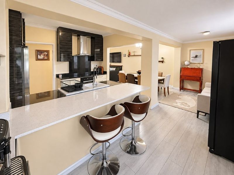 LOVELY 4 BED HOME WITH 3 GARAGES & A LARGE 2 BED, 2 BATH GRANNY FLAT! - Photo 8