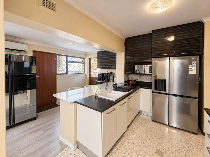LOVELY 4 BED HOME WITH 3 GARAGES & A LARGE 2 BED, 2 BATH GRANNY FLAT! - Photo 9