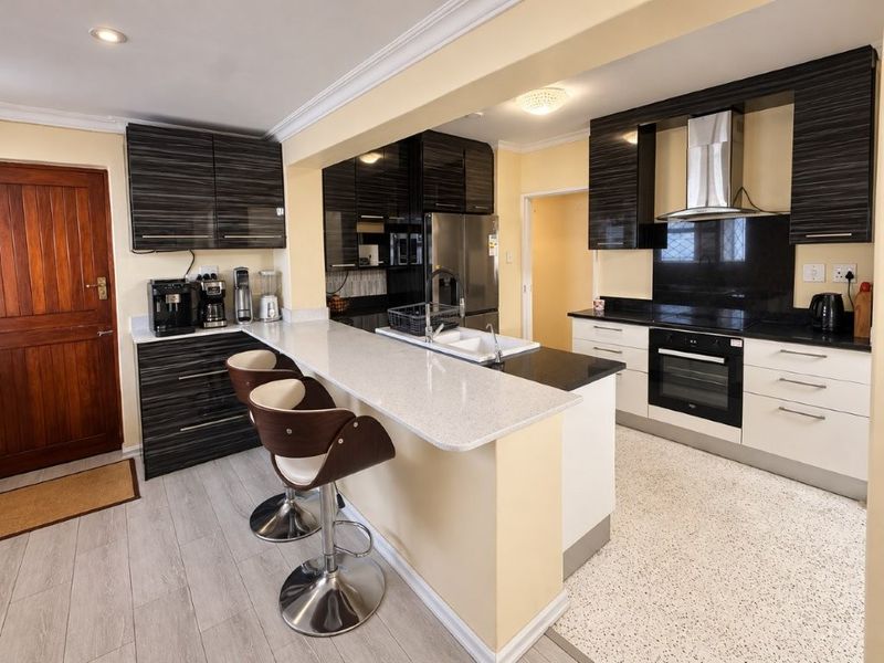 LOVELY 4 BED HOME WITH 3 GARAGES & A LARGE 2 BED, 2 BATH GRANNY FLAT! - Photo 7