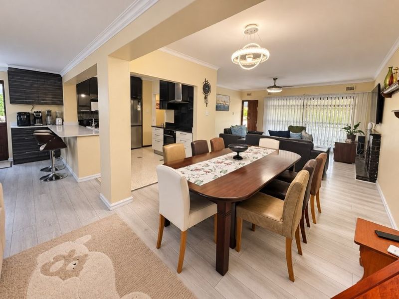 LOVELY 4 BED HOME WITH 3 GARAGES & A LARGE 2 BED, 2 BATH GRANNY FLAT! - Photo 6