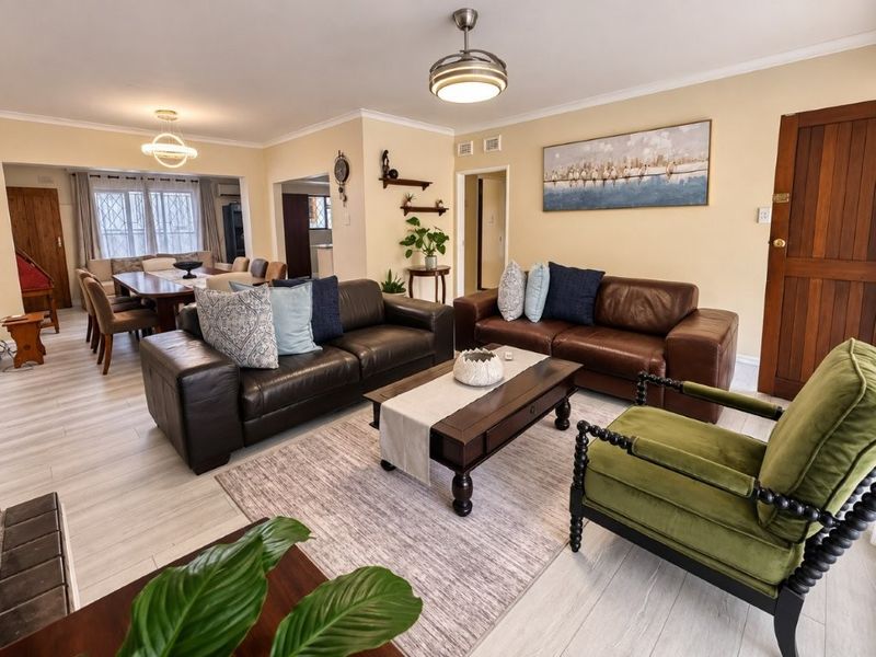 LOVELY 4 BED HOME WITH 3 GARAGES & A LARGE 2 BED, 2 BATH GRANNY FLAT! - Photo 4