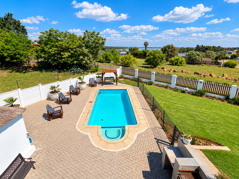 Spacious Home with Breathtaking Dam Views - Photo 2