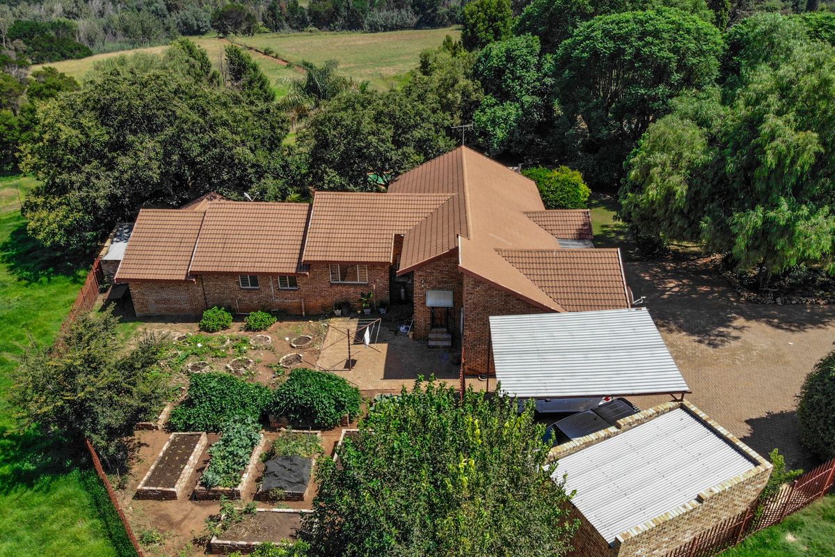 Beautiful 4-Bedroom Family Home with Pool, Study & Spacious Yard – A Must-See! - Photo 3