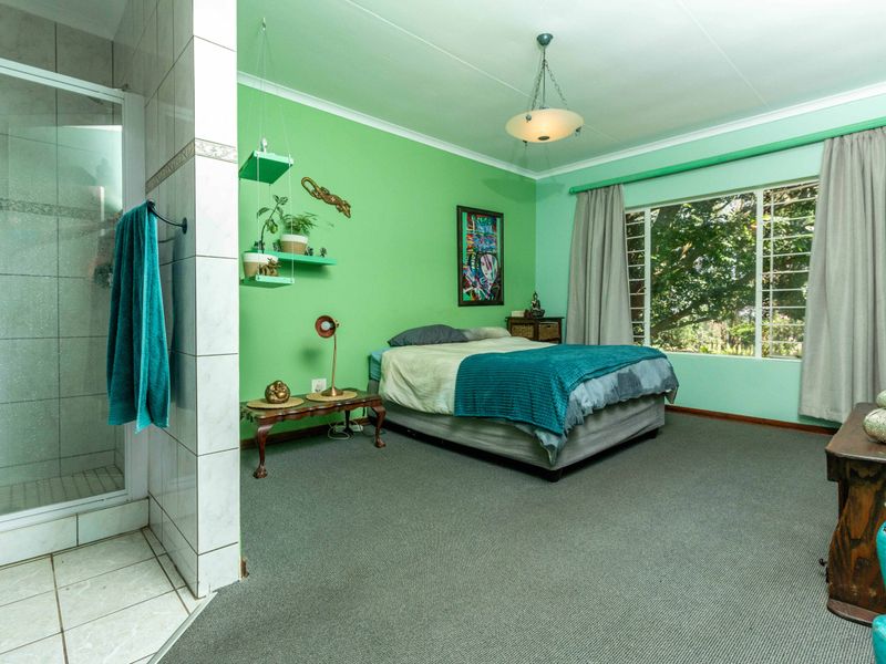 Beautiful 4-Bedroom Family Home with Pool – A Must-See! - Photo 10
