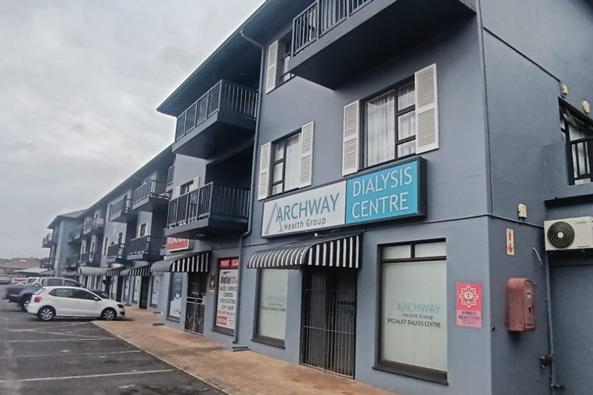 Sip, Savor, and Sunbathe in Your Margate Oasis! - Photo 2