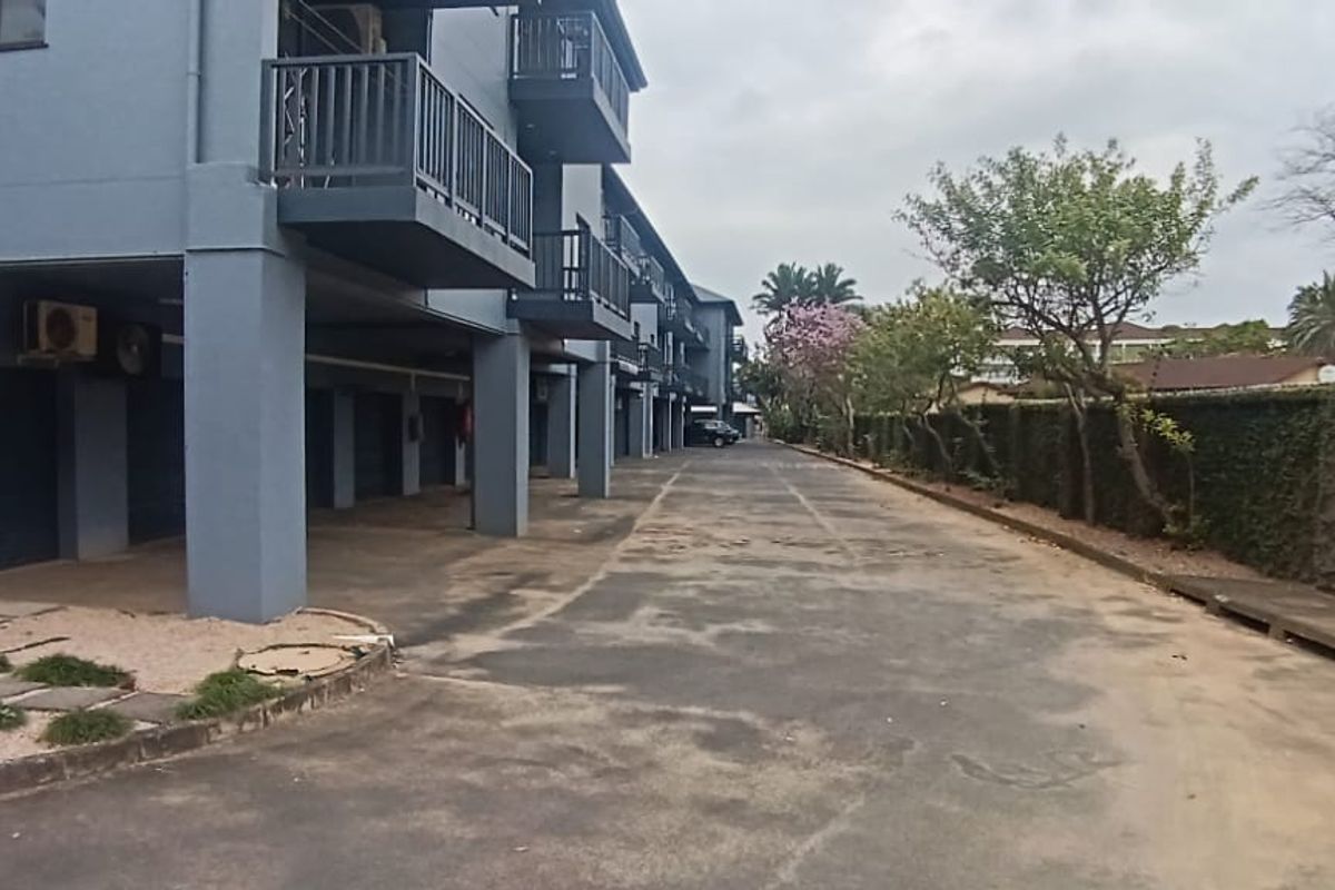 Sip, Savor, and Sunbathe in Your Margate Oasis! - Photo 3
