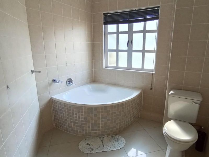 🏡 Spacious 4-Bedroom Townhouse for Sale – Ramsgate, KwaZulu-Natal - Photo 8