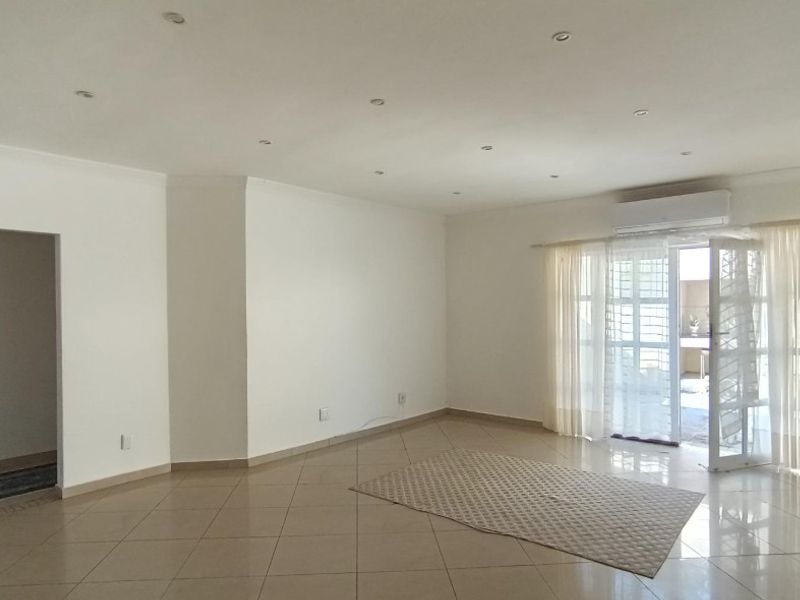 🏡 Spacious 4-Bedroom Townhouse for Sale – Ramsgate, KwaZulu-Natal - Photo 3