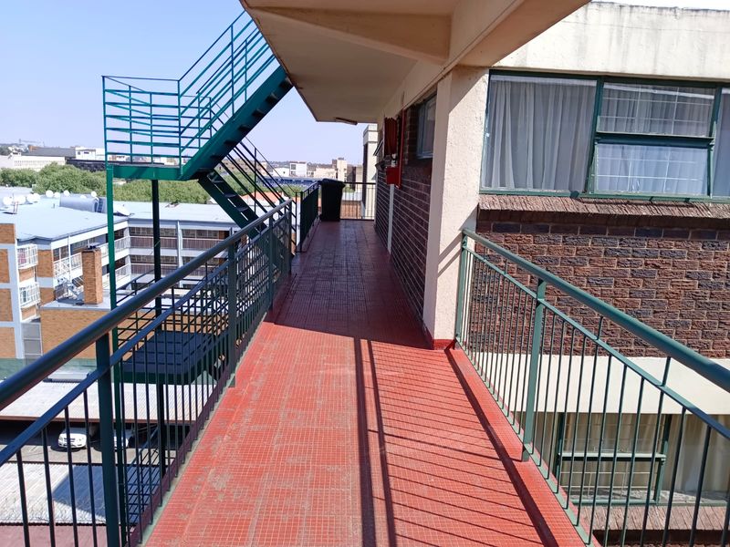 🏡 Spacious 2-Bedroom Apartment For Sale in Krugersdorp - Photo 9