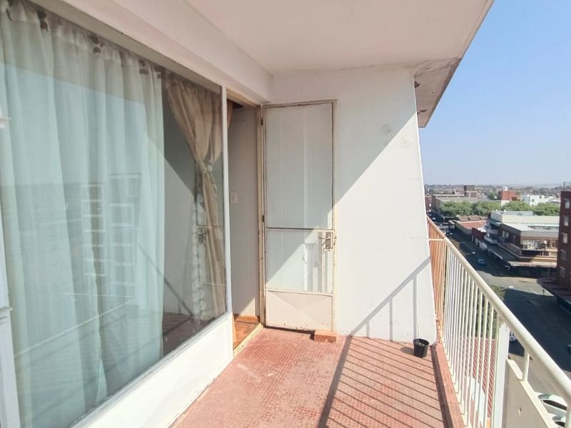 🏡 Spacious 2-Bedroom Apartment For Sale in Krugersdorp - Photo 8