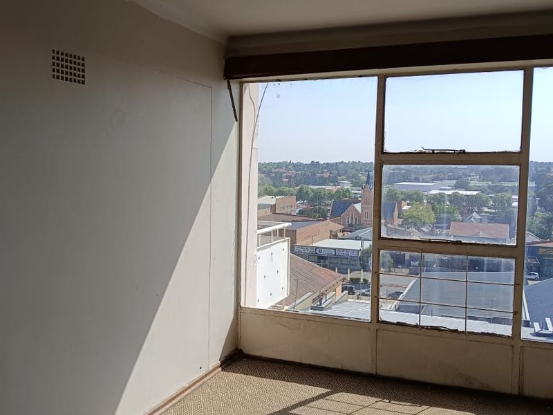 🏡 Spacious 2-Bedroom Apartment For Sale in Krugersdorp - Photo 6