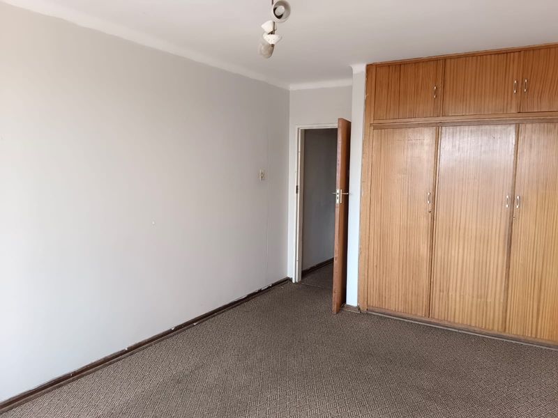 🏡 Spacious 2-Bedroom Apartment For Sale in Krugersdorp - Photo 7
