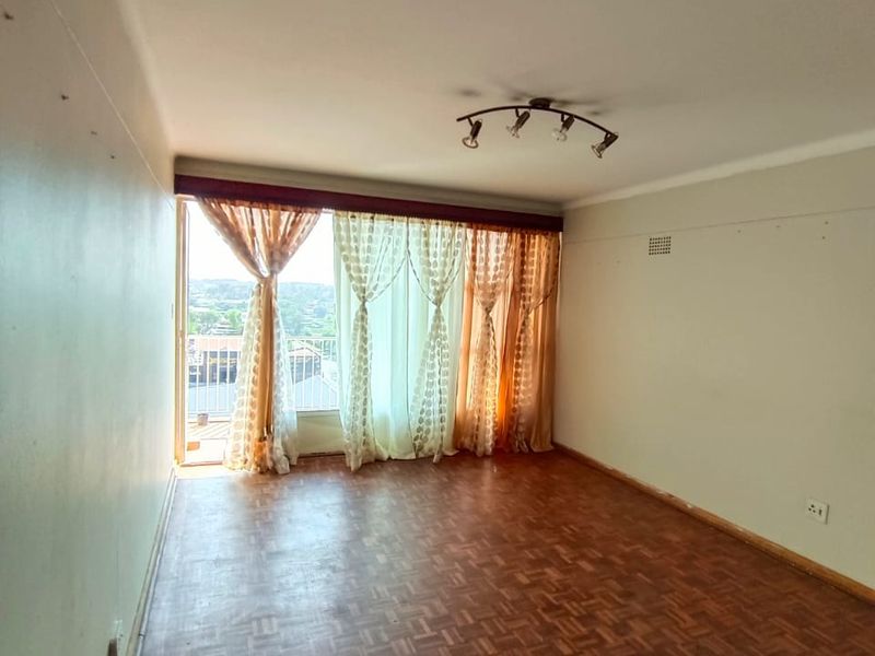 🏡 Spacious 2-Bedroom Apartment For Sale in Krugersdorp - Photo 3