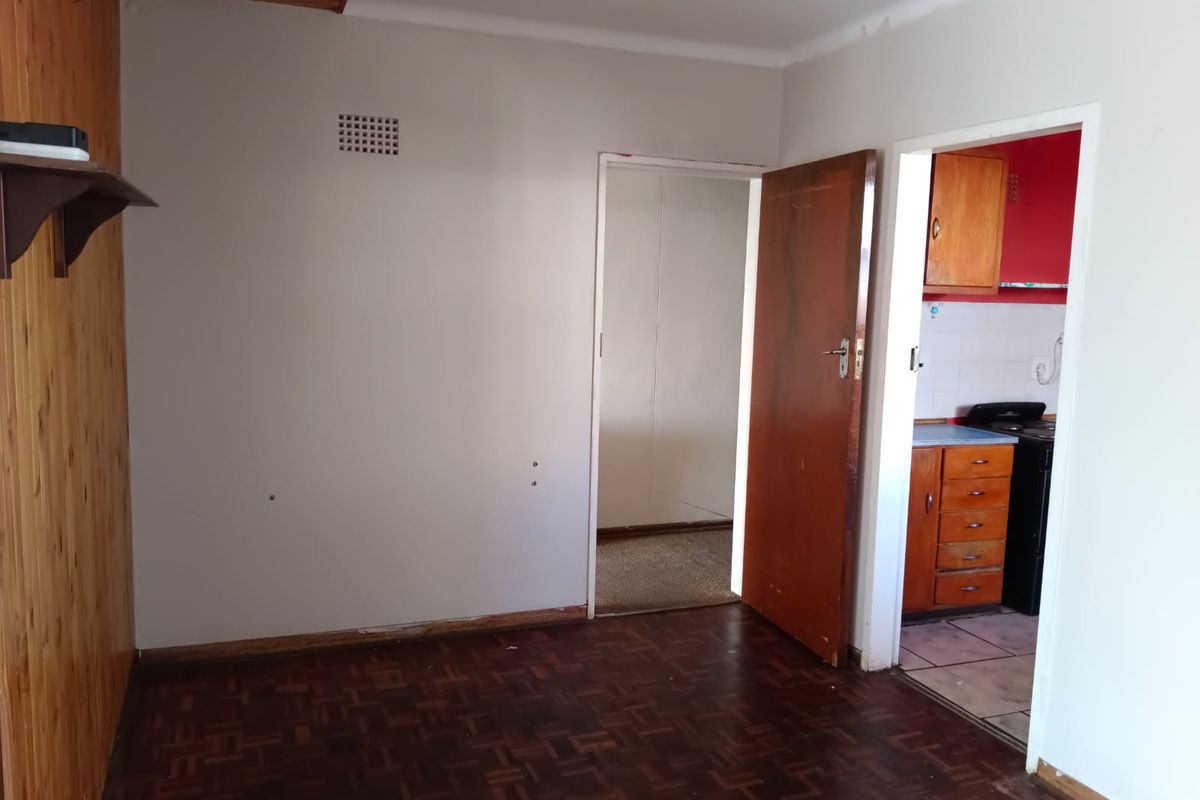🏡 Spacious 2-Bedroom Apartment For Sale in Krugersdorp - Photo 4