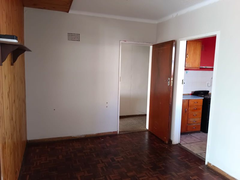 🏡 Spacious 2-Bedroom Apartment For Sale in Krugersdorp - Photo 4