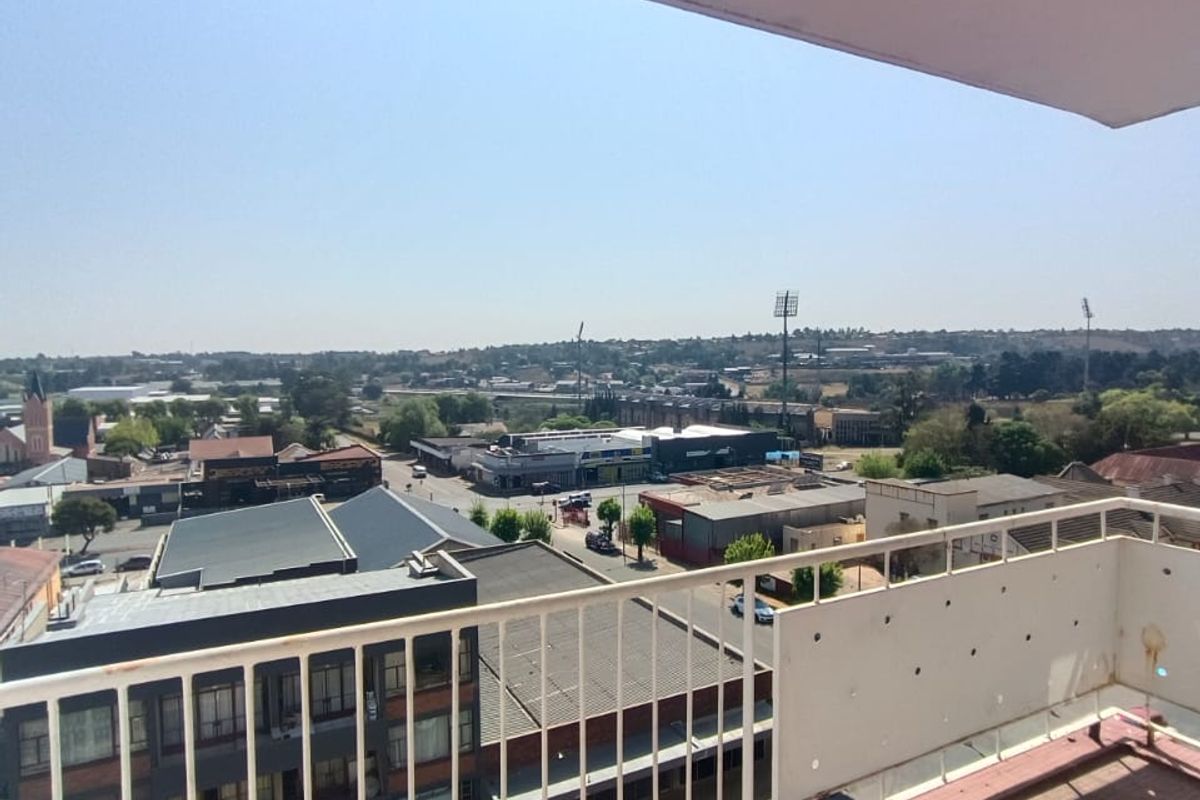 🏡 Spacious 2-Bedroom Apartment For Sale in Krugersdorp - Photo 2