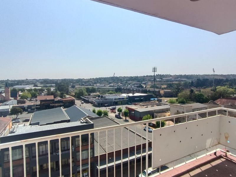 🏡 Spacious 2-Bedroom Apartment For Sale in Krugersdorp - Photo 2