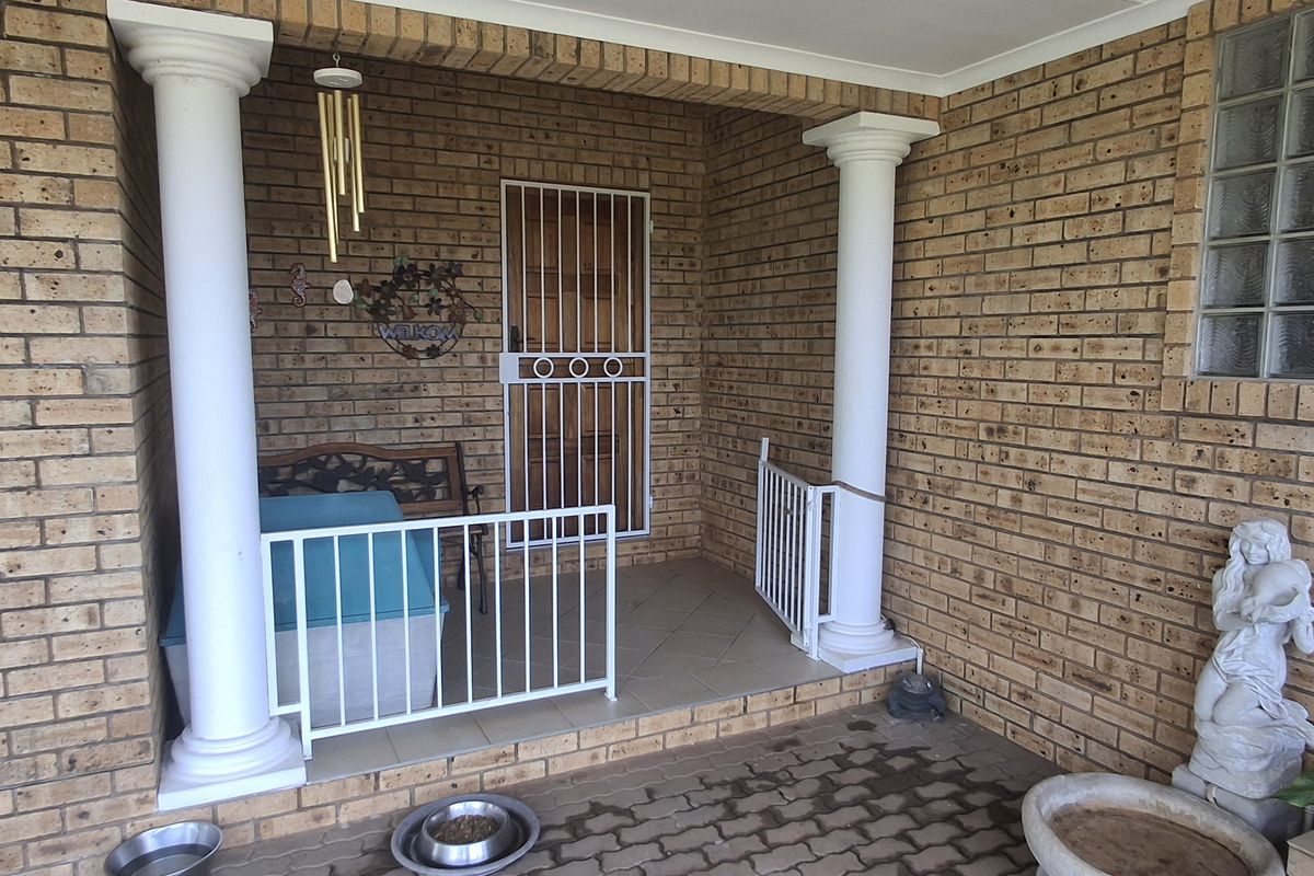 Charming Coastal Home with Stunning Views - Photo 3