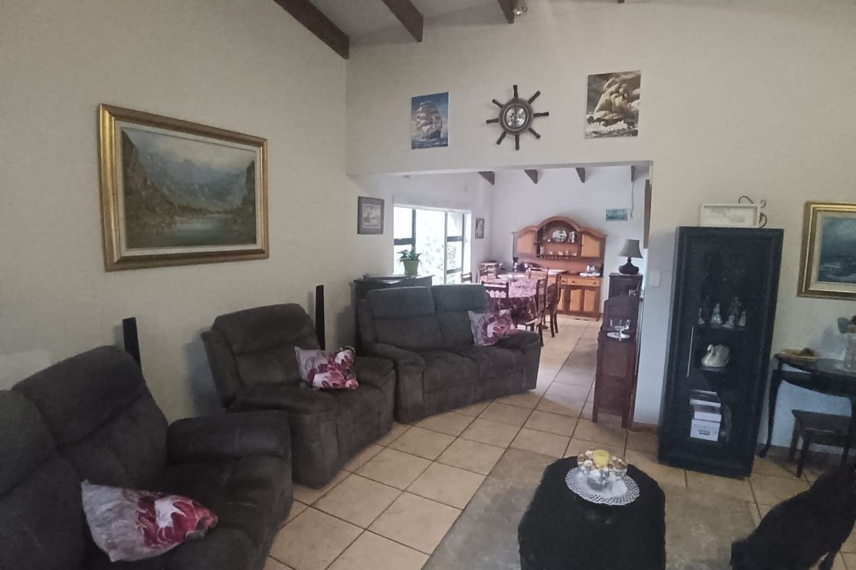 Where coastal living meets comfort and space - Photo 3