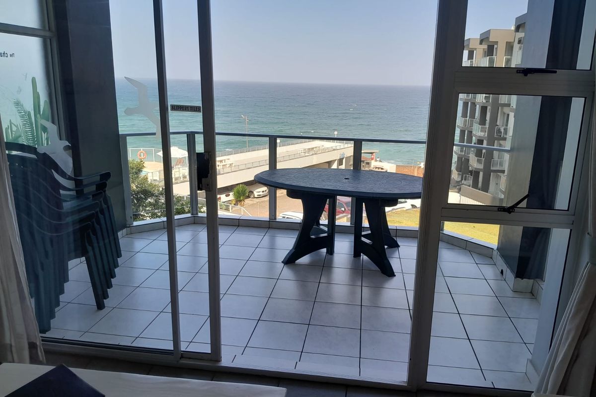 Beachside 2 Bedroom  Apartment, absolutely a Bargain - Photo 3