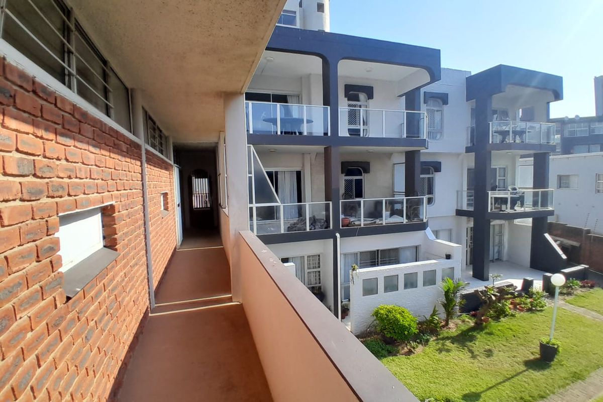 Beachside 2 Bedroom  Apartment, absolutely a Bargain - Photo 2