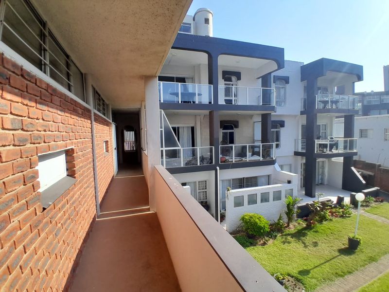 Beachside 2 Bedroom  Apartment, absolutely a Bargain - Photo 2