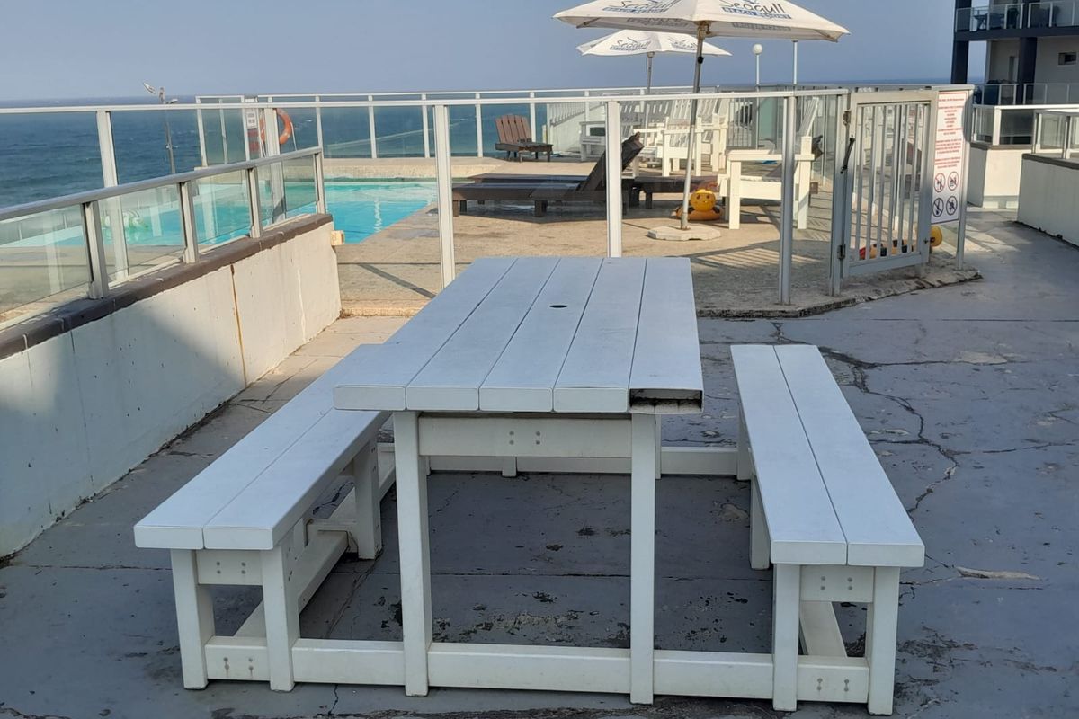 Beachside 2 Bedroom  Apartment, absolutely a Bargain - Photo 5