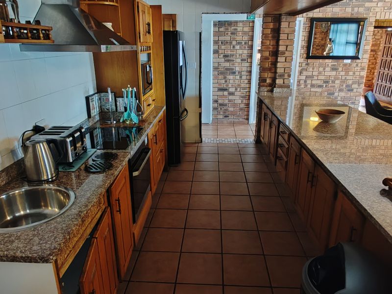 Furnished Family Home with Panoramic Sea Views - Photo 7