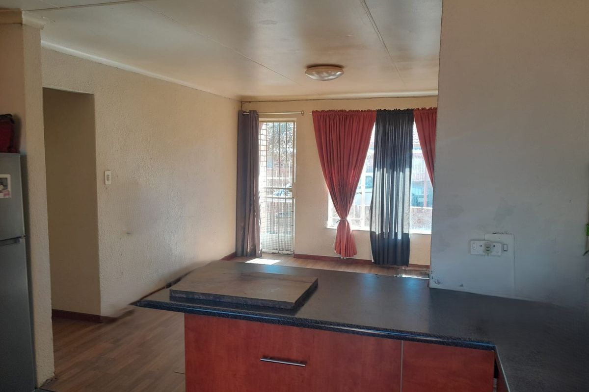 Welcome Home! Discover this beautiful 3-bedroom townhouse - Photo 3