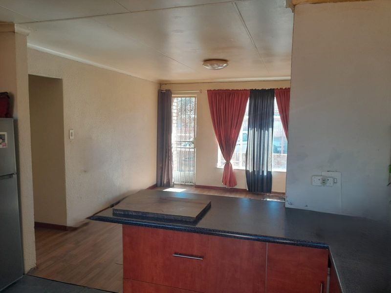 Welcome Home! Discover this beautiful 3-bedroom townhouse - Photo 3