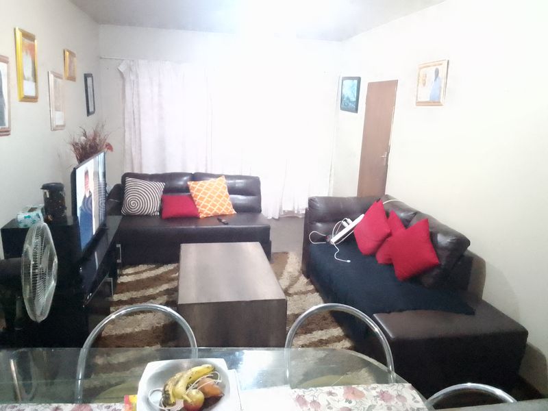 Welcome to this charming 3-bedroom flat, offering comfort, space, and a touch of tranquility. - Photo 6