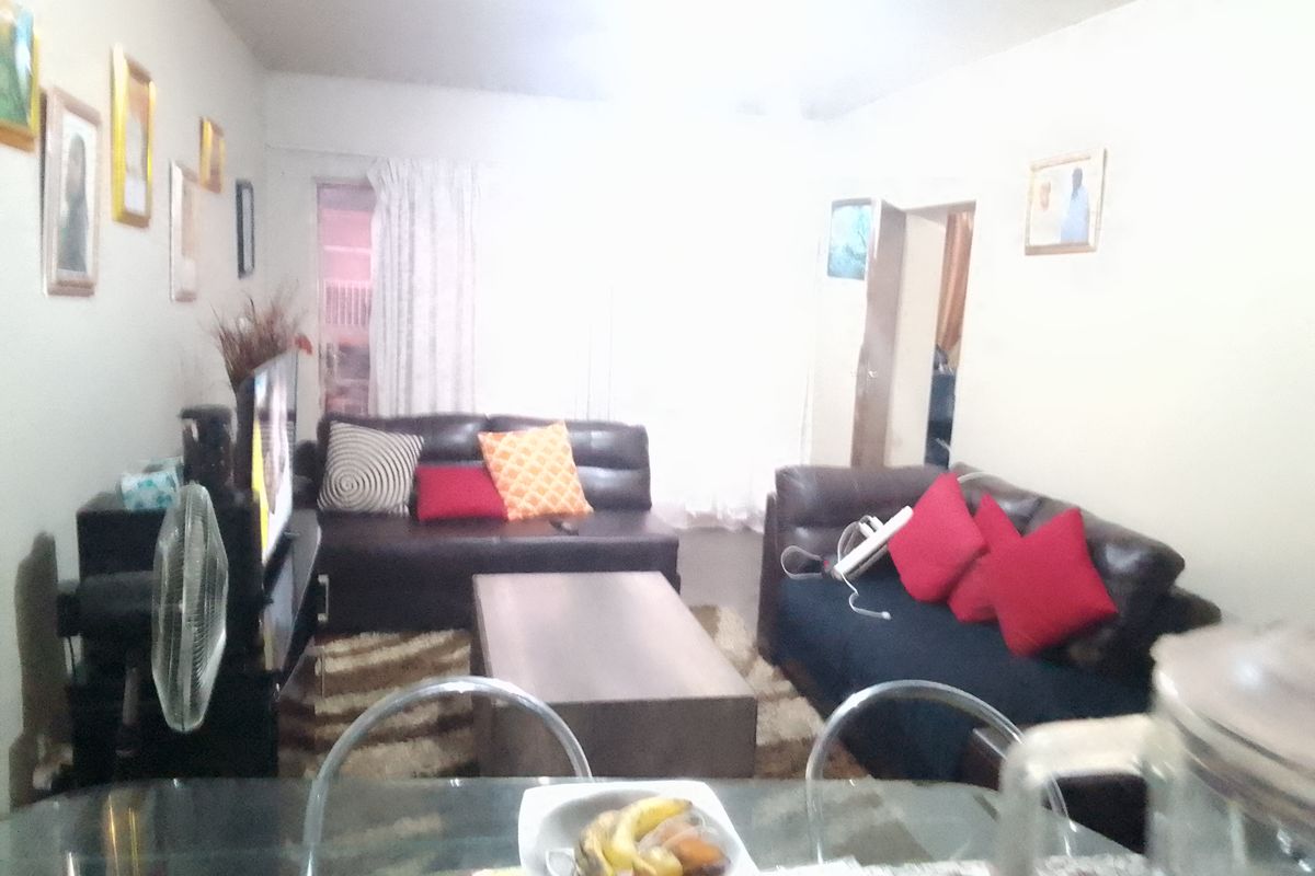 Welcome to this charming 3-bedroom flat, offering comfort, space, and a touch of tranquility. - Photo 5