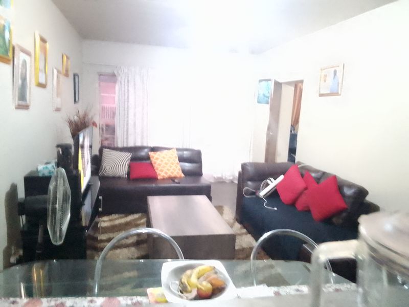 Welcome to this charming 3-bedroom flat, offering comfort, space, and a touch of tranquility. - Photo 5