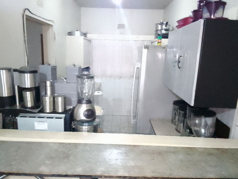 Welcome to this charming 3-bedroom flat, offering comfort, space, and a touch of tranquility. - Photo 3